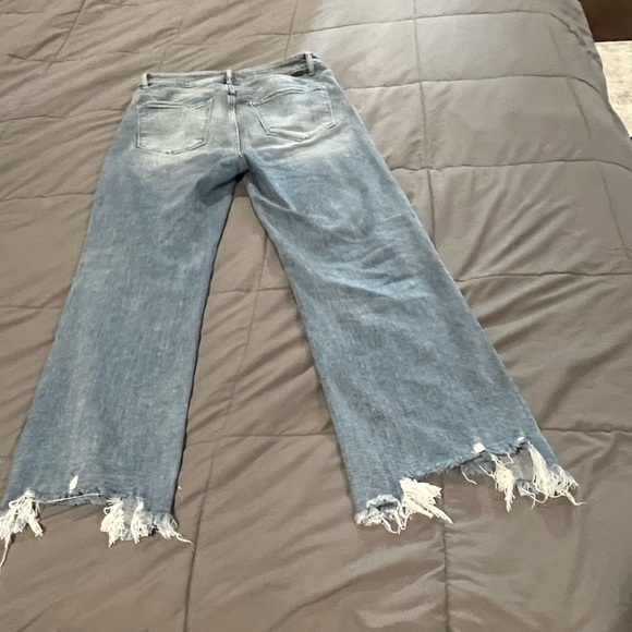 Risen Crops/High Waist Blown Out Knee- Medium Wash, like new. 13/31 - Picture 4 of 7